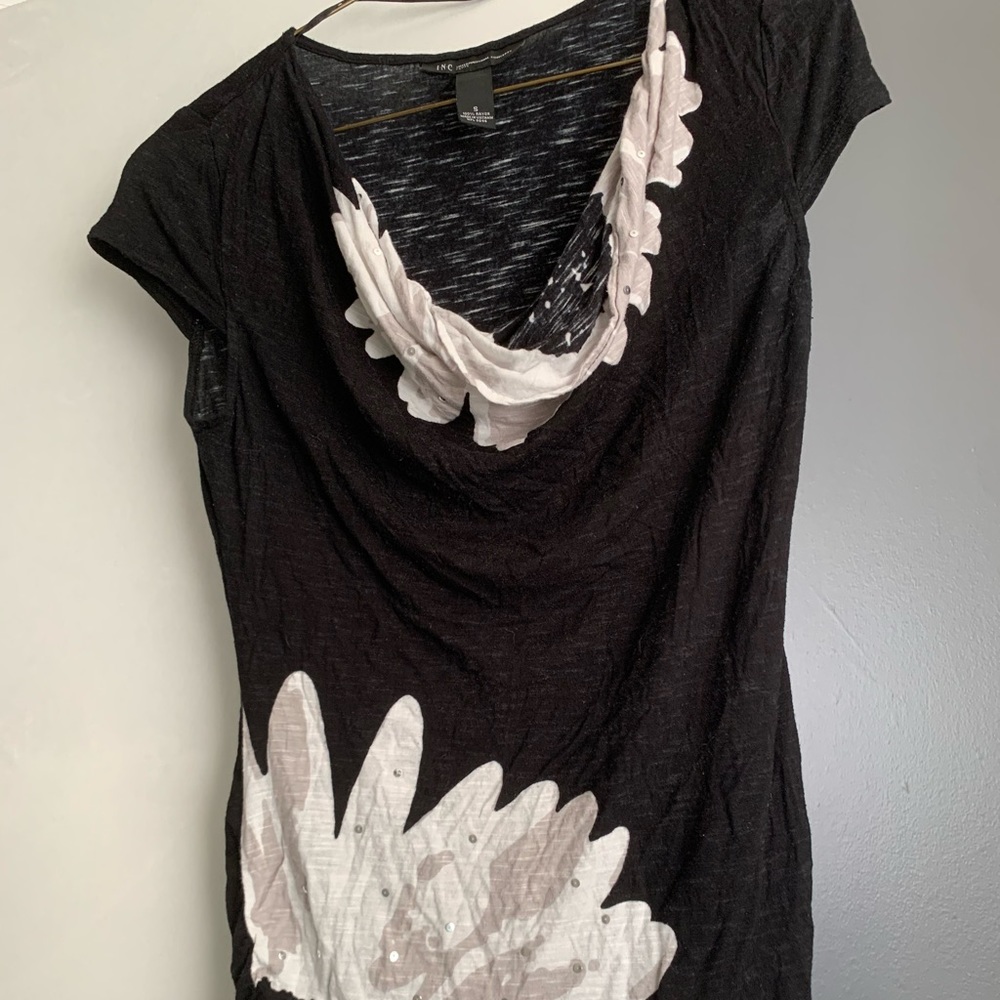 Cute top with scoop neck and floral design